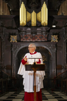 Stephen Cleobury conducting the Choir in front of the organ
